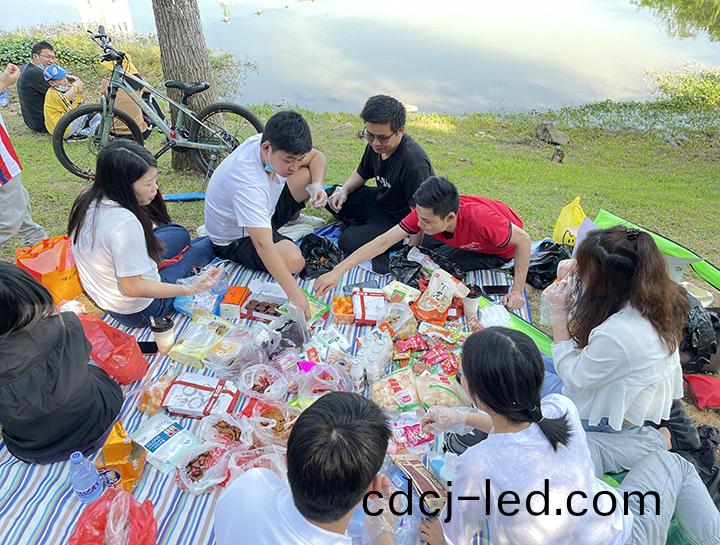 員工(gong)聚(ju)餐(can)